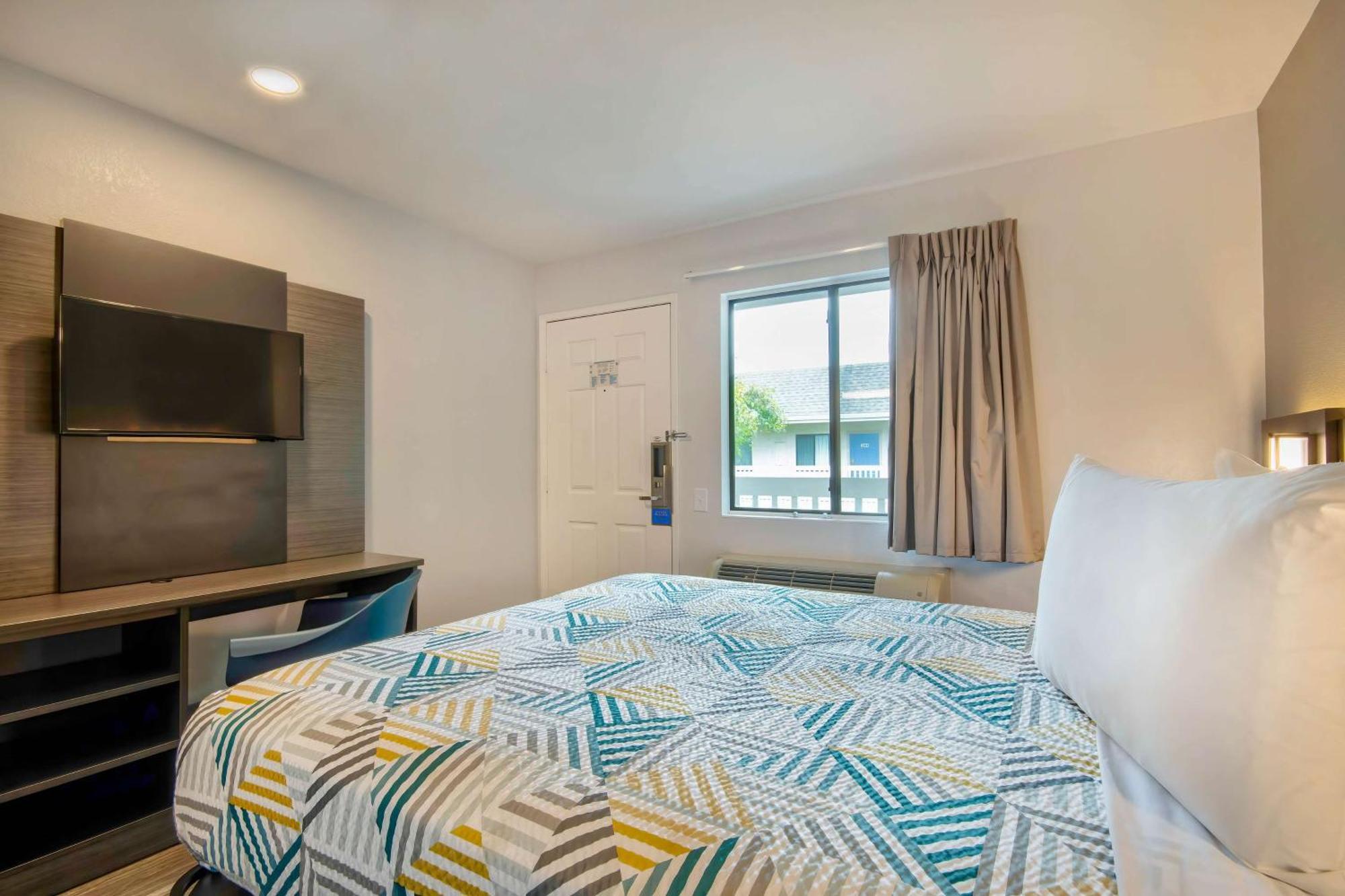Motel 6-Marina, Ca - Monterey 외부 사진